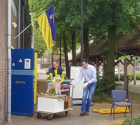 Arnout Hoekstra (SP) en vrm. Ambassadeur Oekraïne Vsevolod Chentsov laden een vrachtwagen hulpmiddelen in. (Archief).